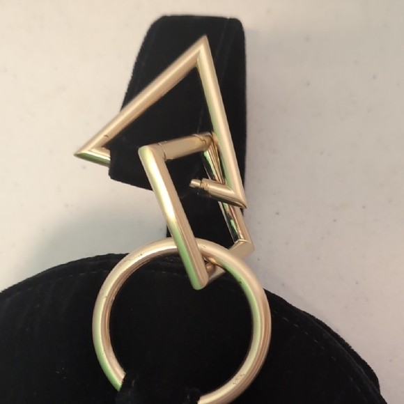 Tara Zedah Black Velvet Round Zip Bracelet Bag with Gold Accent 8X8" - Picture 2 of 6